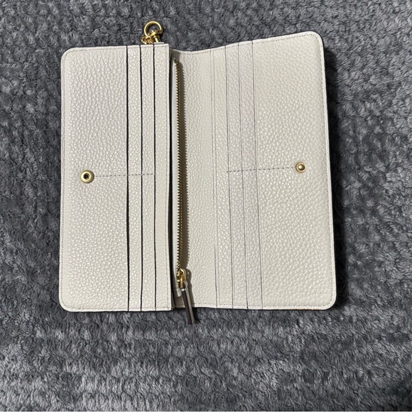 Tory Burch Chelsea Pebbled Leather Wristlet wallet Cream with Gold Accent - Picture 5 of 9